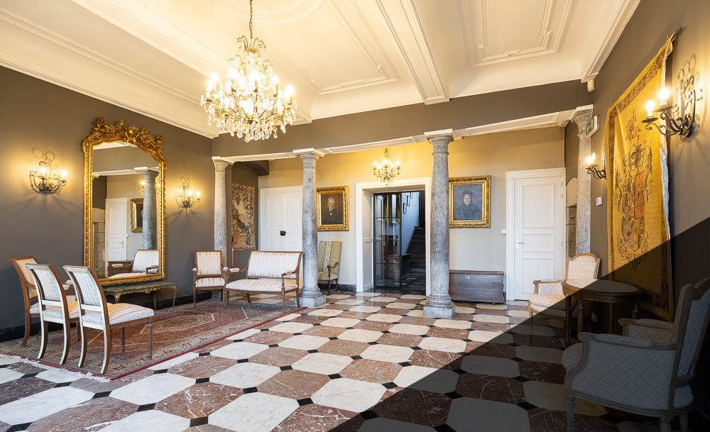 Retour de deuil - Le Château de Thieusies dispose d’un beau hall, d’une grande salle de réception, une cour intérieur aménagée